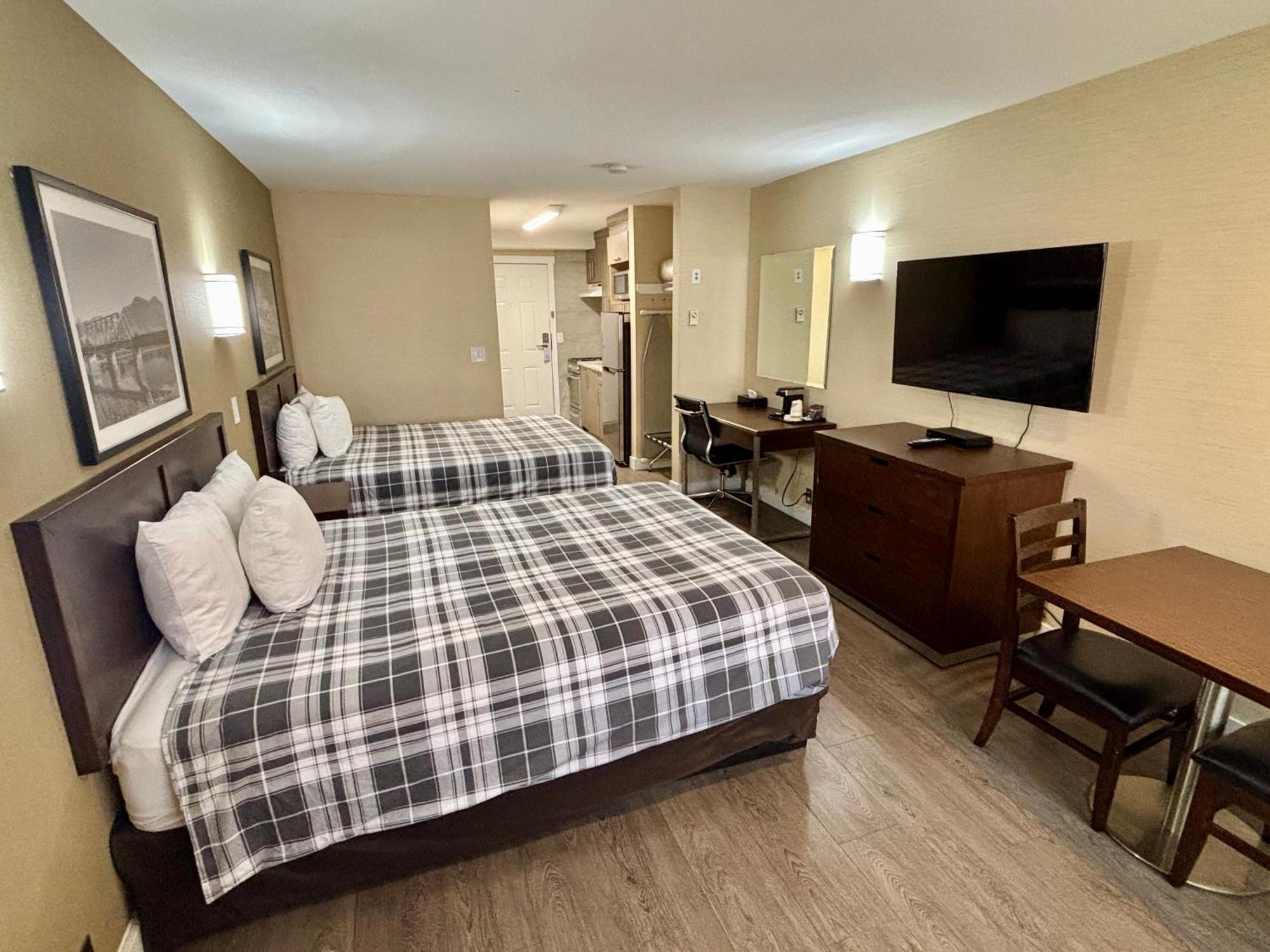 Rodeway Inn & Suites Kamloops Ngoại thất bức ảnh