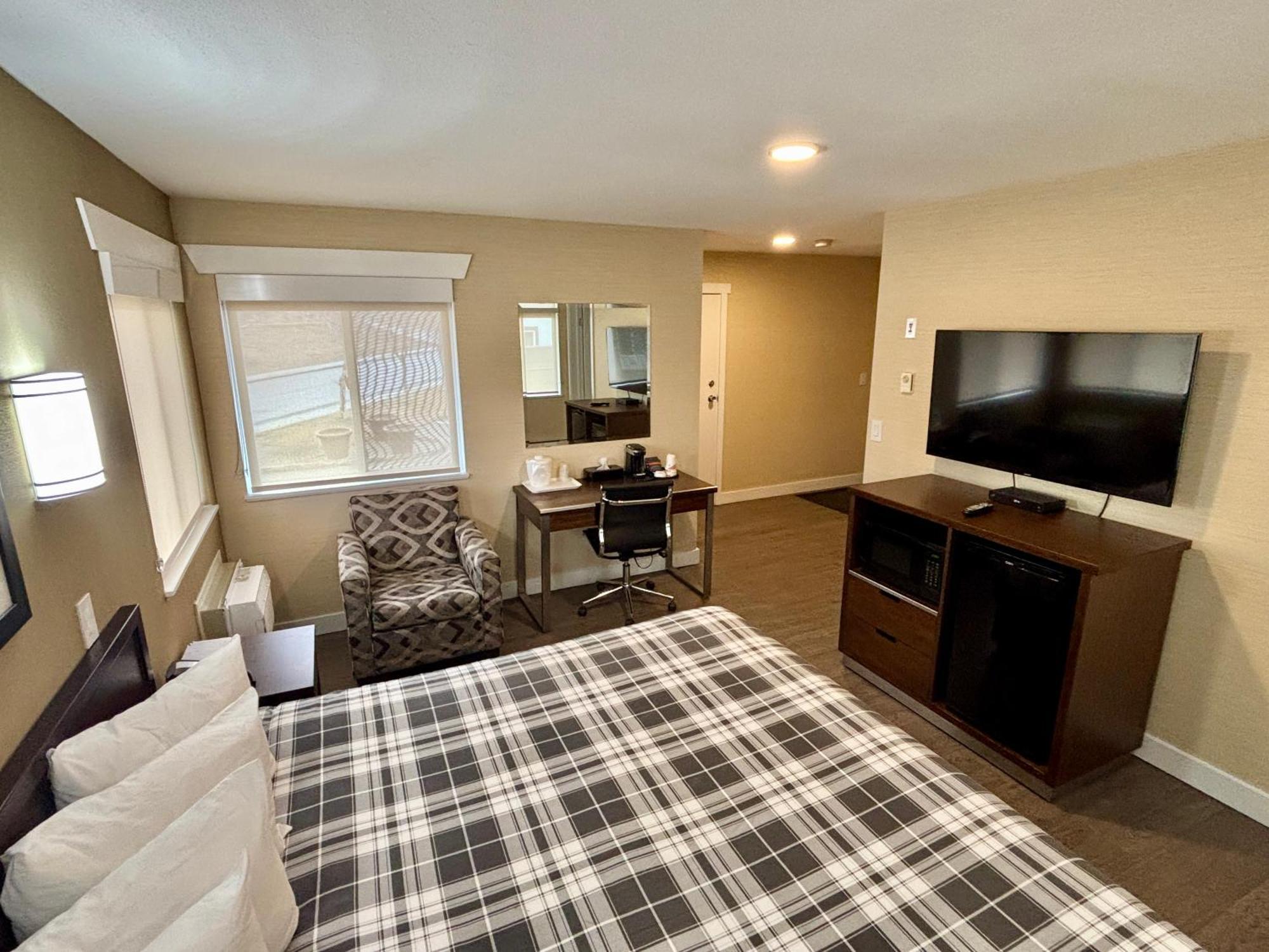 Rodeway Inn & Suites Kamloops Ngoại thất bức ảnh
