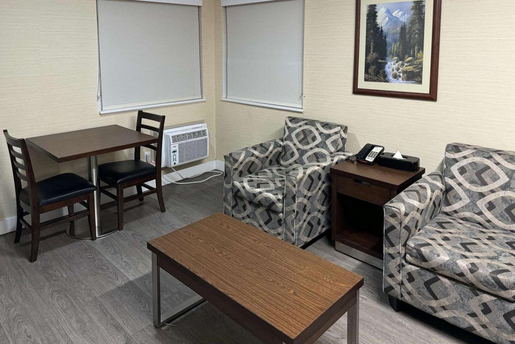 Rodeway Inn & Suites Kamloops Ngoại thất bức ảnh