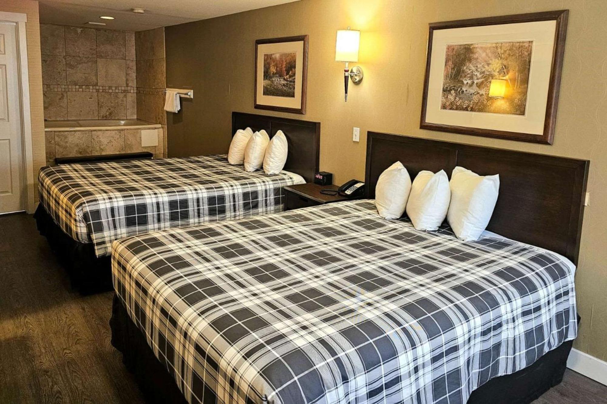 Rodeway Inn & Suites Kamloops Ngoại thất bức ảnh