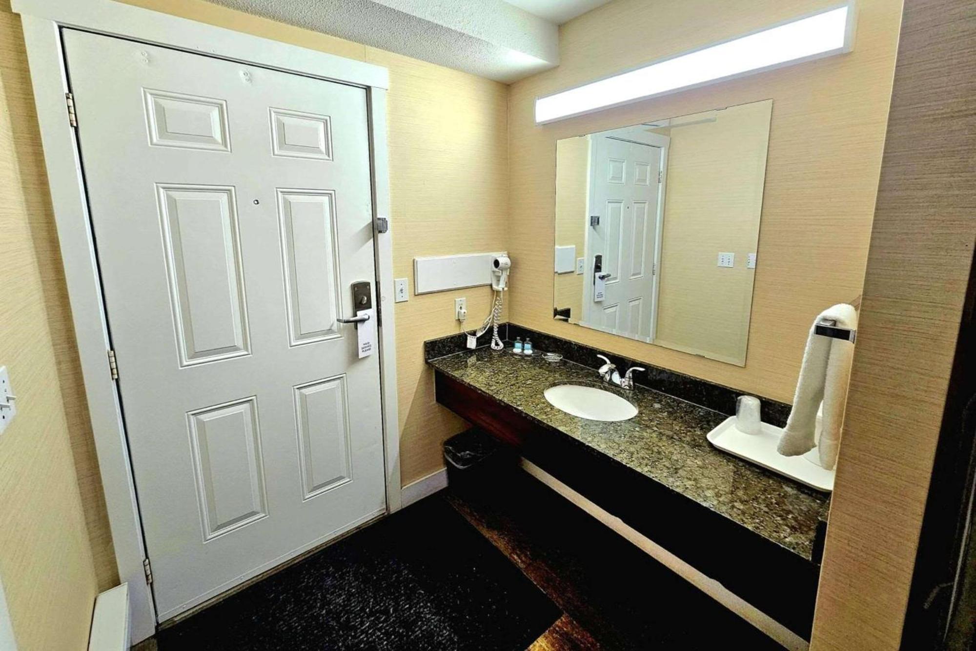 Rodeway Inn & Suites Kamloops Ngoại thất bức ảnh