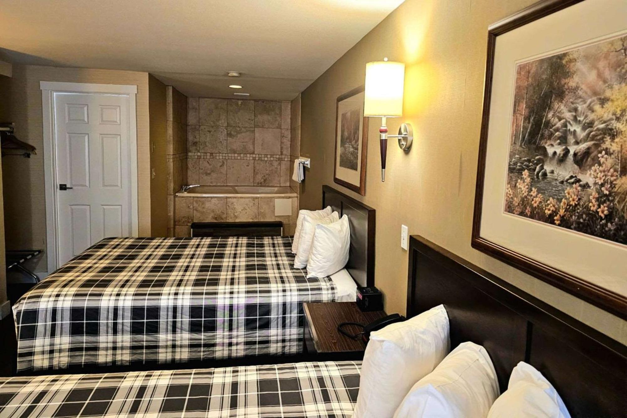 Rodeway Inn & Suites Kamloops Ngoại thất bức ảnh