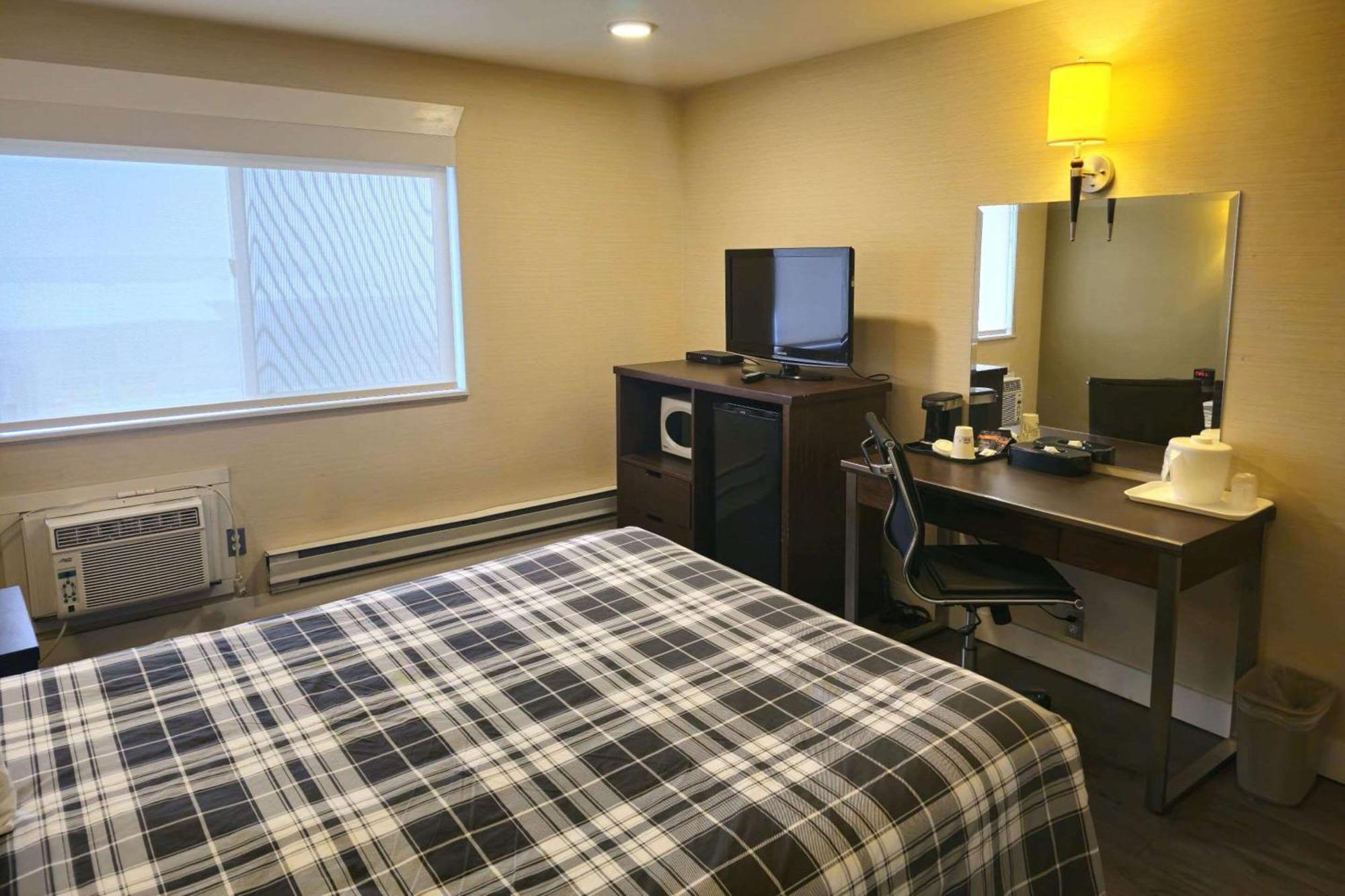 Rodeway Inn & Suites Kamloops Ngoại thất bức ảnh