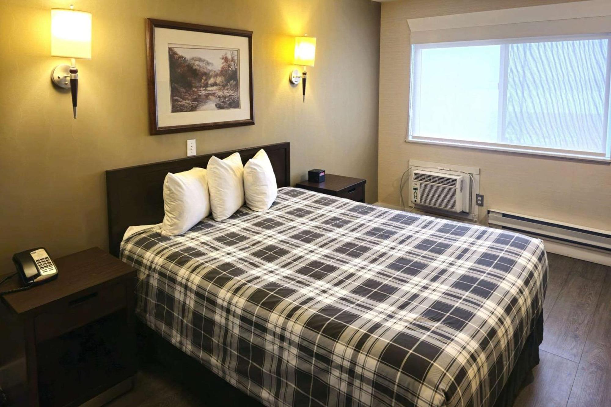 Rodeway Inn & Suites Kamloops Ngoại thất bức ảnh