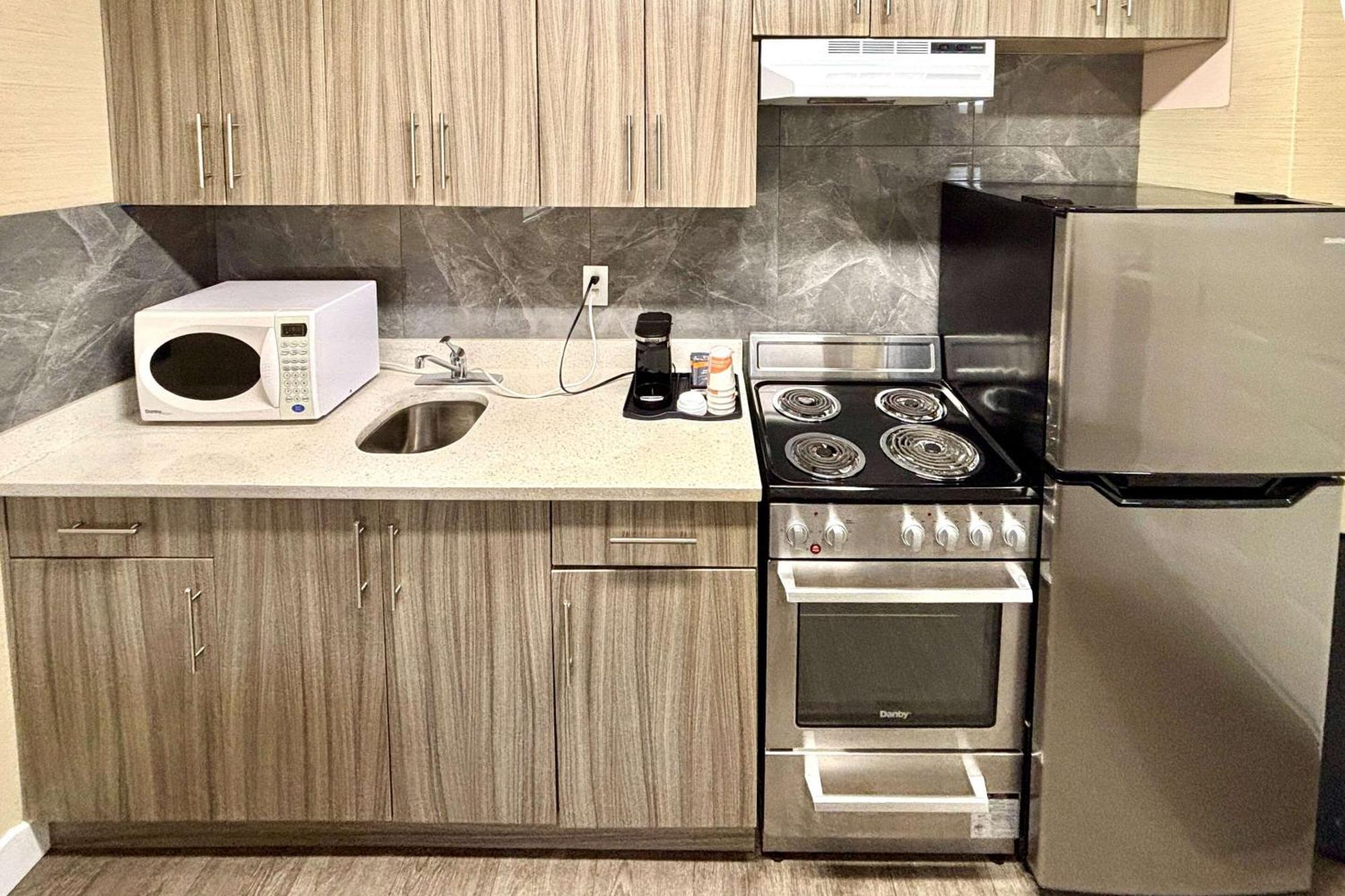 Rodeway Inn & Suites Kamloops Ngoại thất bức ảnh