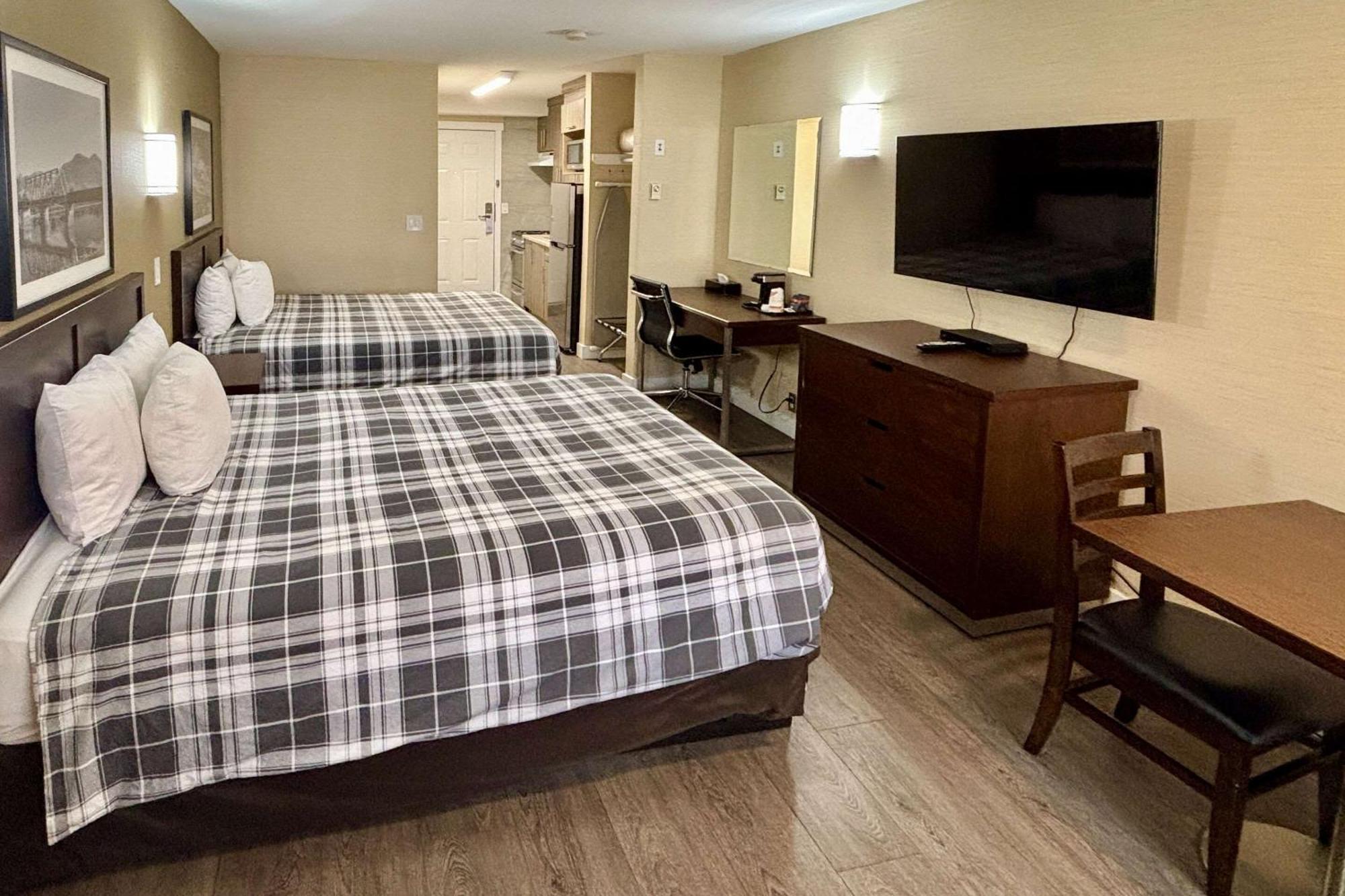 Rodeway Inn & Suites Kamloops Ngoại thất bức ảnh