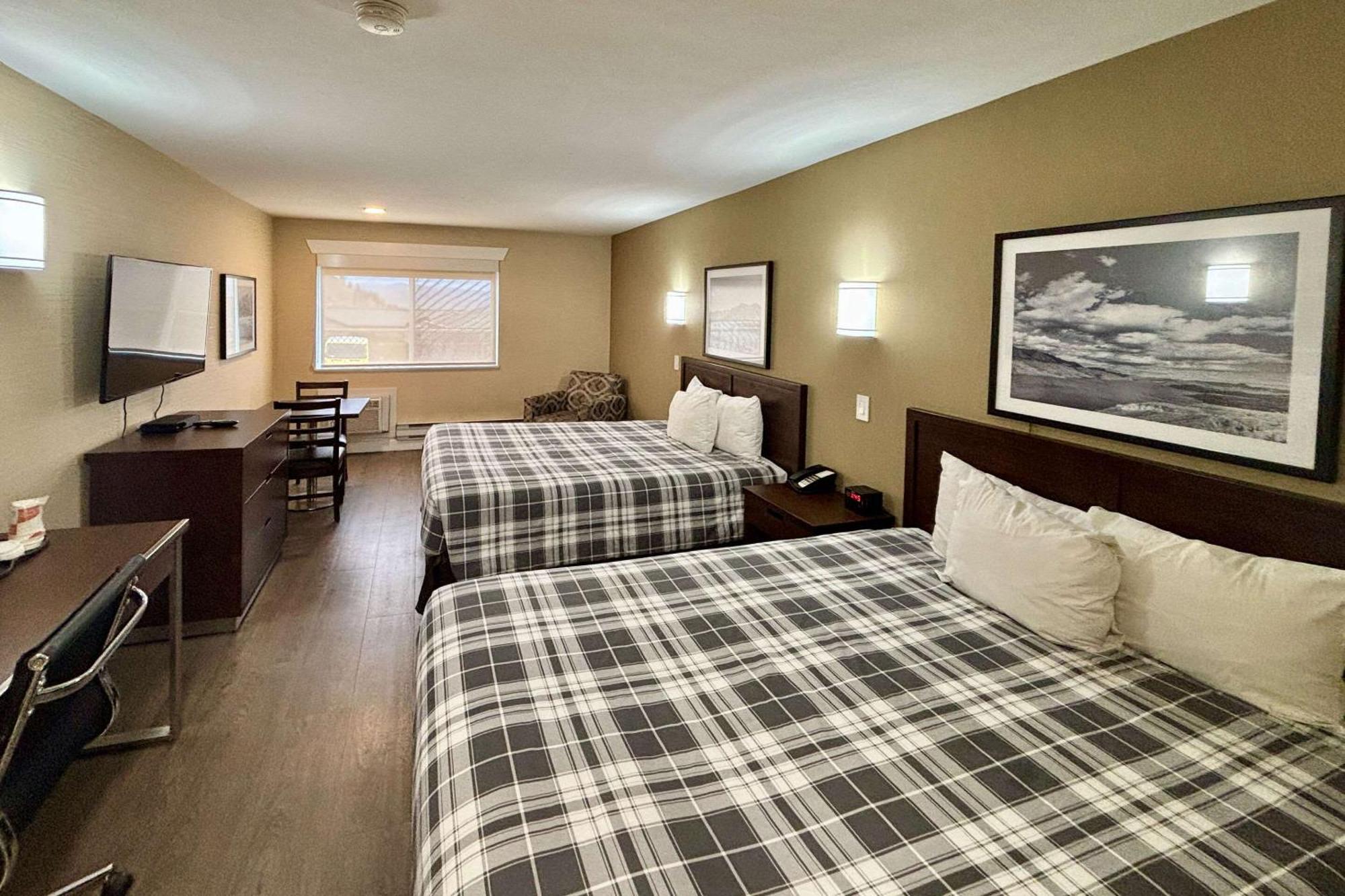 Rodeway Inn & Suites Kamloops Ngoại thất bức ảnh