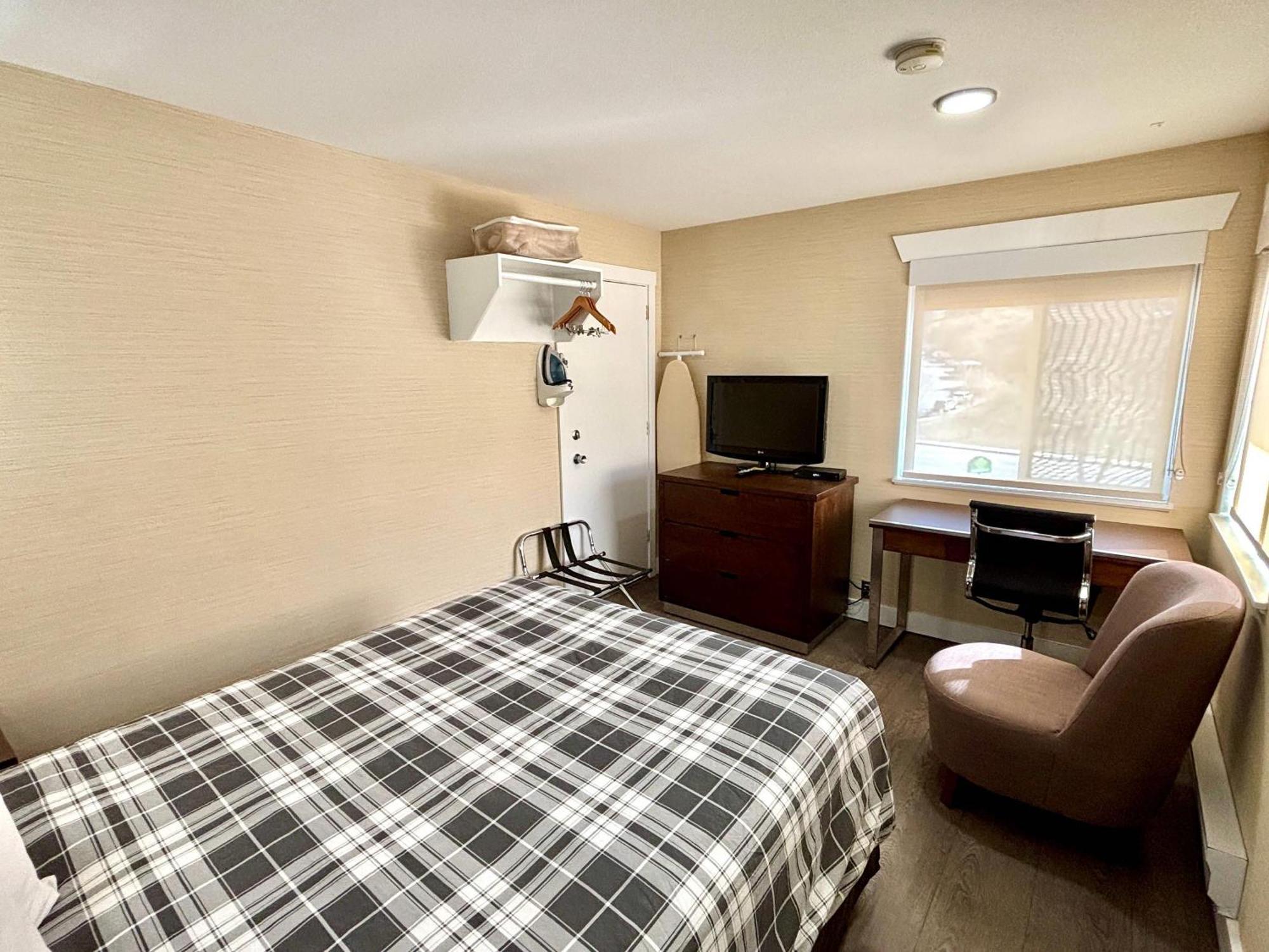 Rodeway Inn & Suites Kamloops Ngoại thất bức ảnh