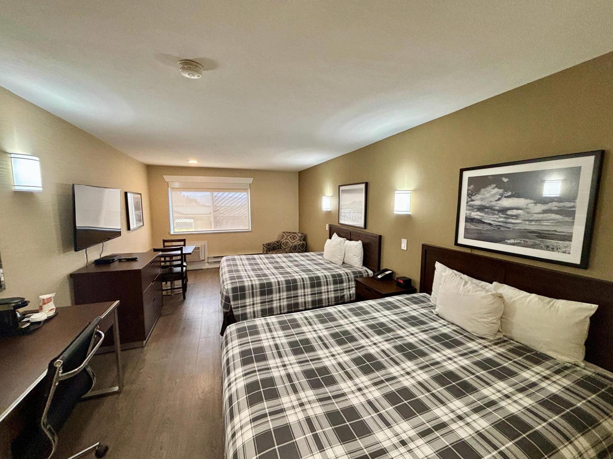 Rodeway Inn & Suites Kamloops Ngoại thất bức ảnh